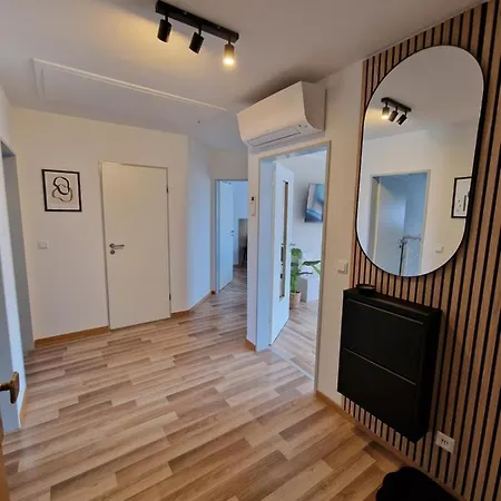 C4s Come4stay - 3-zi Whg I Zentrale Lage I Parkplatz I Balkon I Wifi I Smarttv I 1 Kingsize, 1 Queensize Bett I Office Arbeitsplatz I Wohnbereich Mit Couch Und Essbereich I Voll Ausgestattete Kueche I Nespresso アパート Altötting