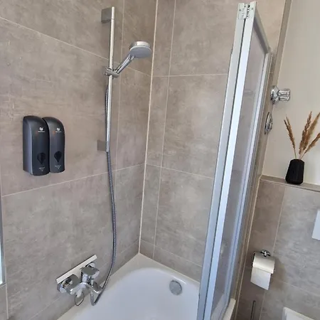 C4s Come4stay - 3-zi Whg I Zentrale Lage I Parkplatz I Balkon I Wifi I Smarttv I 1 Kingsize, 1 Queensize Bett I Office Arbeitsplatz I Wohnbereich Mit Couch Und Essbereich I Voll Ausgestattete Kueche I Nespresso Altötting