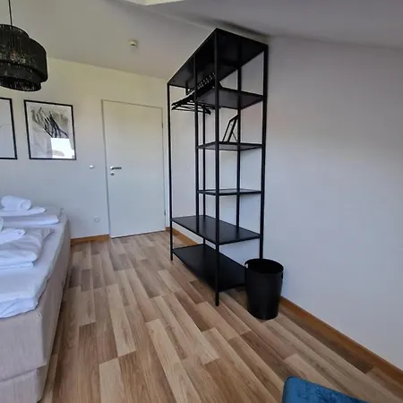 アパート C4s Come4stay - 3-zi Whg I Zentrale Lage I Parkplatz I Balkon I Wifi I Smarttv I 1 Kingsize, 1 Queensize Bett I Office Arbeitsplatz I Wohnbereich Mit Couch Und Essbereich I Voll Ausgestattete Kueche I Nespresso Altötting