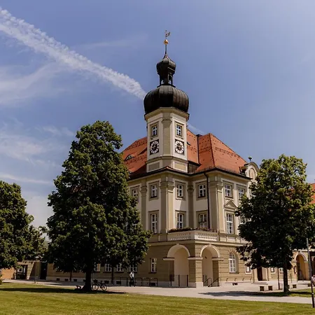C4s Come4stay - 3-zi Whg I Zentrale Lage I Parkplatz I Balkon I Wifi I Smarttv I 1 Kingsize, 1 Queensize Bett I Office Arbeitsplatz I Wohnbereich Mit Couch Und Essbereich I Voll Ausgestattete Kueche I Nespresso Altötting